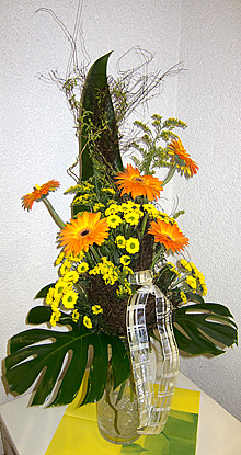 Ehrungen [Bild: Blumenschmuck in der Halle]