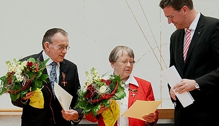 Aktuelles (Bild: Waltraud und Karl Hohnhäuser mit OB Patrick Burghardt)