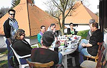  Osterfreizeit 2009 (Bild: Sonne genie�en beim Fr�hst�ck)