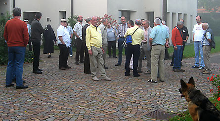 M�nnerseminar 2010 (Bild: Vor dem Kloster, Pause)