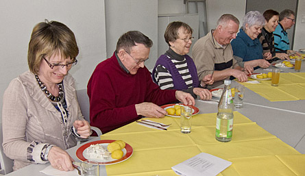 Heringsessen (Bild: Guten Hunger)