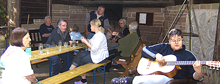 Forsthaus 2012 (Bild: Grillabend mit musikalischer Begleitung)