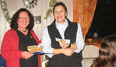 Bratapfelabend (Bild: Christine Müller nimmt die Spende entgegen