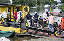 Radtour 2012 (Bild: Mit der Altrheinfähre 'Johanna' vom Ginsheimer Altrheinufer zur Rheininsel Nonnenau)