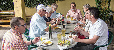 Radtour 2012 (Bild: Mittagspause auf Gut Langenau)