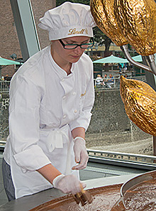Ausflug nach Köln (Bild: Waffeln in flüssiger Schokolade)