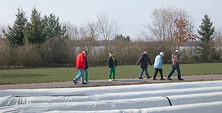 Osterspaziergang 2013 (Bld: Vorbei an Spargelfelder)