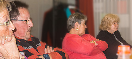 Austausch mit Verantwortlichen der Sucht- und Drogenberatung Rüsselsheim (Bild: Aufmerksame Zuhörer)