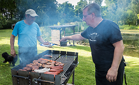 Grillfest 2016 (Bild: Unser Grillmeister in Aktion. Wieder grillten wir auf Holzkohle was sehr gut ankam)