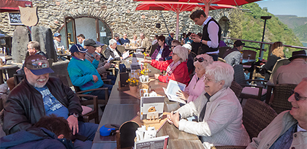 Burg Rheinfels (Bild: Mittagessen auf der Terrasse)