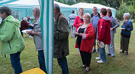 Grillfest 2017 (Bild: Schlange am Salatbüfett)