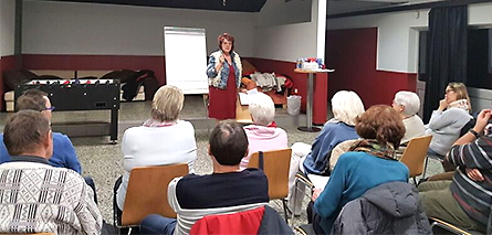 Alles beginnt im Kopf (Bild: gut besetzter Saal)